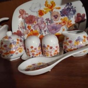 BARAND NEW!!! WALTER DRAKE'S BEAUTIFUL SERVING SET. FLOWER PATTERN.
